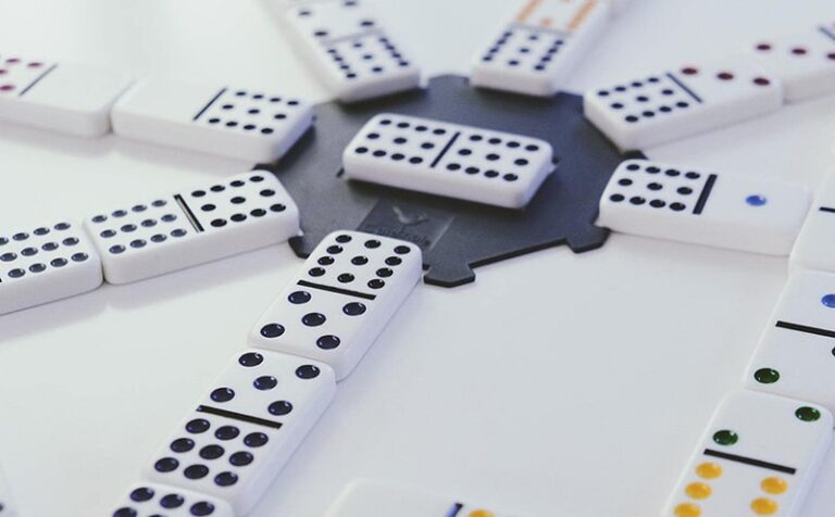 Keunggulan Bermain Domino99 Online di Sarana99: Aman dan Menguntungkan