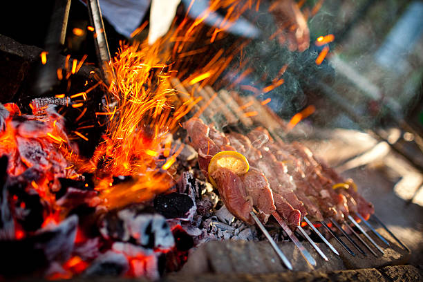 Barbekyu Primal: Ketika Daging dan Bara Api Mengadakan Pesta Rock and Roll
